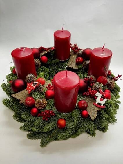 Adventní věnec s červenými svíčkami – Salon Květin