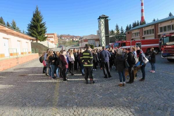 Budoucí učitelé přišli k hasičům na stanici v Prachaticích na exkurzi | POŽÁRY.cz - ohnisko žhavých zpráv | hasiči aktuálně