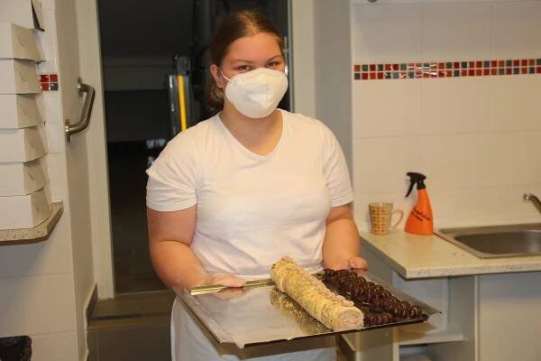 Věneček za 8Kč, punčový řez za 7. Na zákusky ze Štursovky stojí dlouhé fronty