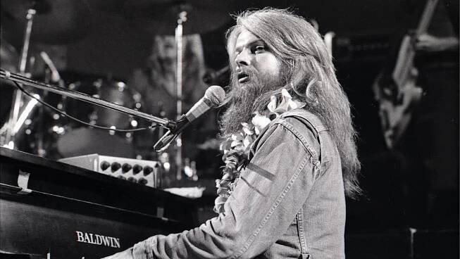 Leon Russell, Hit Maker and Musicians’ Musician, Dies at 74