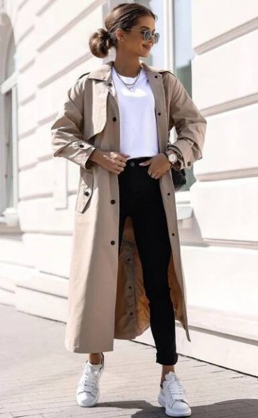 Pin by Annie Minkler on style! in 2025 | Casual trench coat outfit, Street style fall outfits, Trench coat outfit