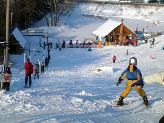 Lyžovat můžete i v okolí Prahy. Máme 5 tipů, kam na sjezdovku