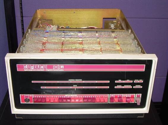 Soubor:DEC PDP-11 (1970) components inside chassis - Computer History Museum (2007-11-10 23.07.18 by Carlo Nardone).jpg