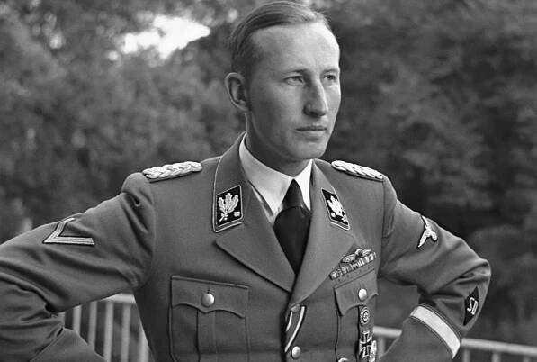 Syn hudebního skladatele, který neměl kamarády. Heydrich začíná vraždit