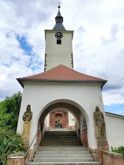 Dolní Loučky lákají na hrad i most. Železniční tragédii připomíná pamětní deska