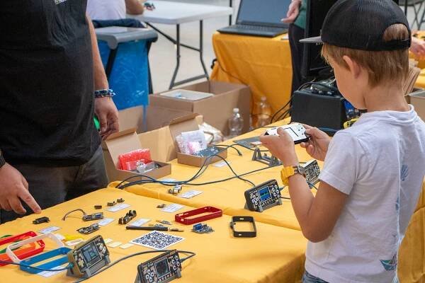 Svařit si kolo, postavit gramofon a dělat pokusy. Takový byl Maker Faire 2024
