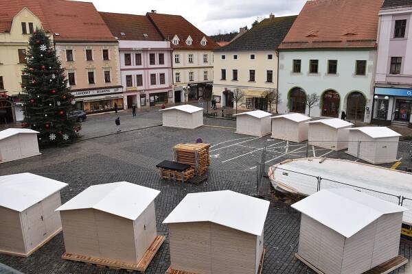 Na píseckém náměstí pomalu vyrůstá ledové kluziště. Kolem jsou stánky i kolotoč