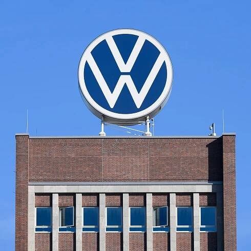 Niedersachsen, Wolfsburg: Das VW-Logo steht auf dem Markenhochhaus im Volkswagen Stammwerk.