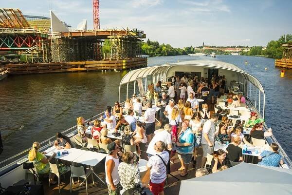 Hvězdy muzikálu Beetlejuice na lodi Bohemia Rhapsody | Prague-Boats.cz