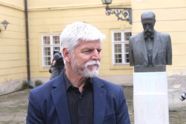 Prezident Pavel v Hodoníně. Muzeum mu věnovalo vzácnou medaili s Masarykem