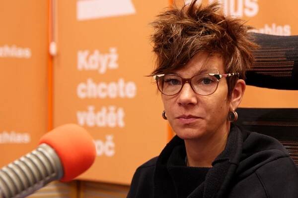 Raději si s lidmi píši, než s nimi mluvím, říká spisovatelka Petra Soukupová