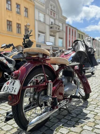 Masarykovo náměstí v Hranicích zaplnily desítky motorek. Podívejte se