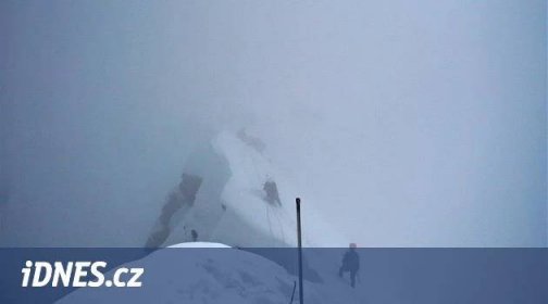 Dva čeští horolezci uv�ázli na rakouské hoře. Vrtulník pro ně zatím letět nemůže - iDNES.cz