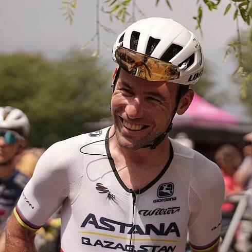 Mark Cavendish lands emotional victory in final stage of farewell Giro d’Italia