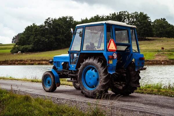 Jedu do hor, orat brambor: Zetor 6911 je pracant, který si na eleganci nepotrpí