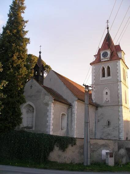 Soubor:Vojkov-2011-08-09-KostelOdVychodu.jpg