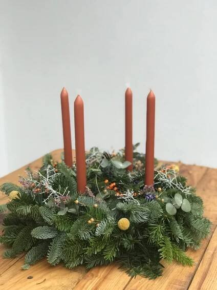 adventní věnec plný barev