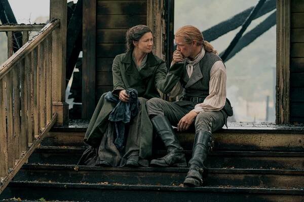 Cizinka - Nebuď pyšná, smrti - Z filmu - Caitríona Balfe, Sam Heughan