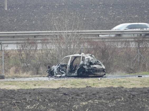 VIDEO: Na dálnici za Prahou skončil luxusní bavorák v plamenech. Řidič převážel malé dítě