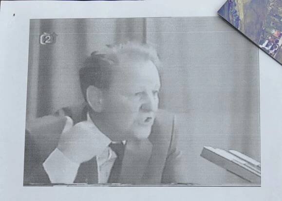 Reprodukce záběrů projevu Miloše Jakeše (psal se takto, i když v křestním listu měl uvedeno jméno Milouš) v kulturním domě v Červeném Hrádku