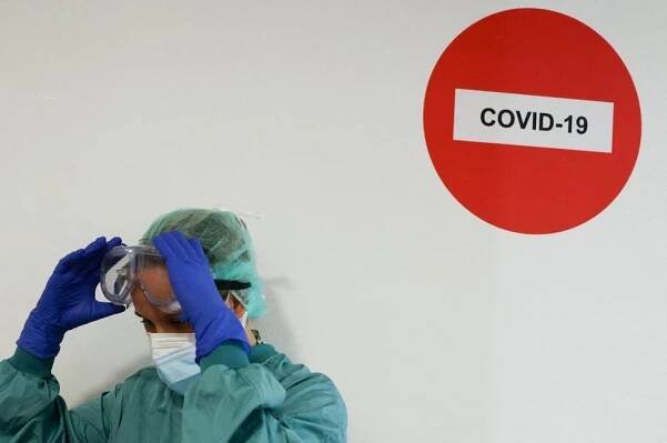 Nakažlivá varianta covidu-19 FLiRT: Šíří se i v letoviscích. Jaké jsou její příznaky?