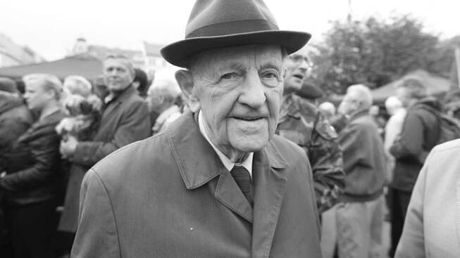Miloš Jakeš, byl český komunistický politik, který v letech 1987–1989 působil jako generální tajemník ÚV KSČ.