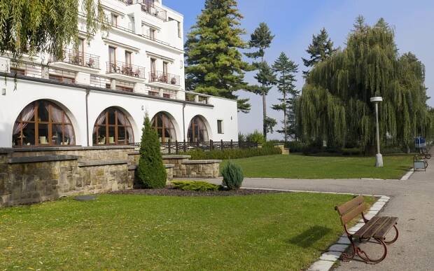 Lázně Velichovky: K-Triumf Resort **** se snídaní, wellness (vířivky, sauna) s výhledem na oboru + minibar
