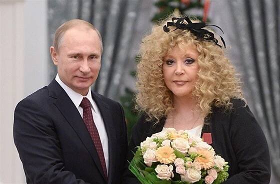 Vladimir Putin a Alla Pugačova (Moskva, 22. prosince 2014)