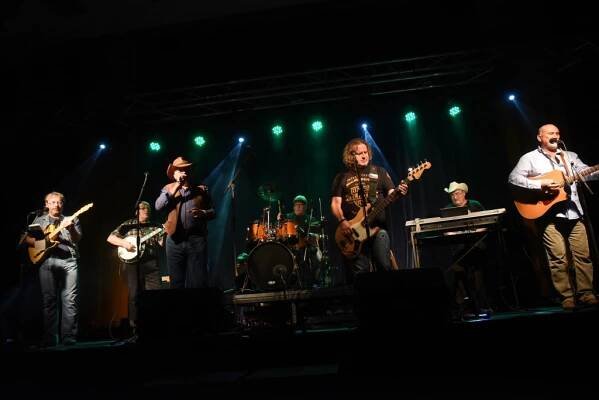 Koncert kapely Taxmeni ukončily Buráky, zpíval je celý sál
