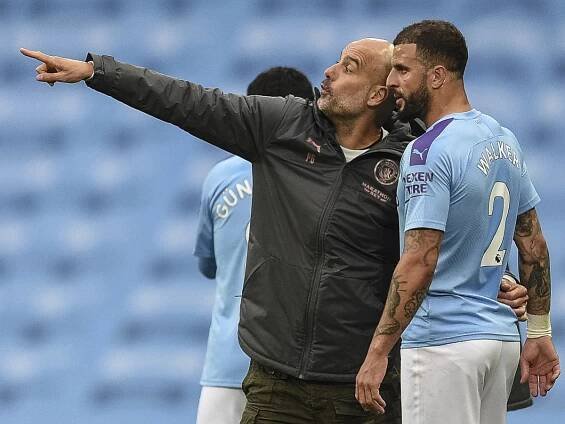Manažér Pep Guardiola a Kyle Walker