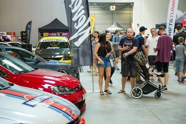 Fanoušci tuningu ve svém živlu: V Praze se vystavují stovky exkluzivních aut