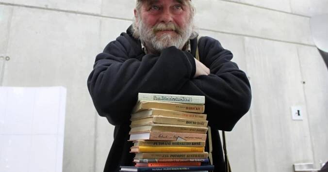 Petr Šabach. Téma knížky poskytla anekdota nebo hospodské vyprávění