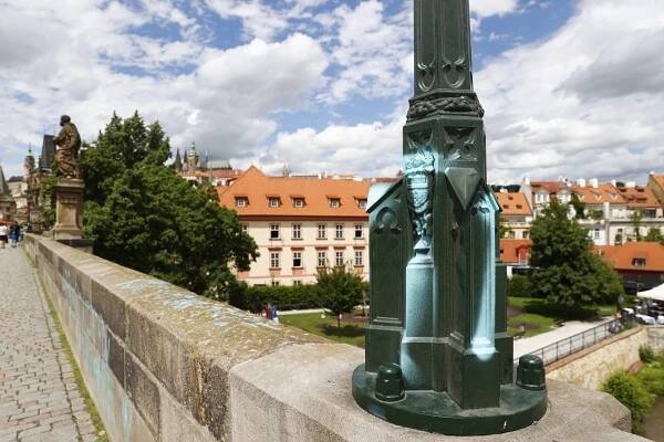 Vandal posprejoval Karlův most, nápisy jsou i na lampě a soše