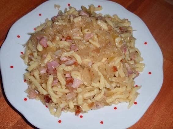 Jednoduché špecle se zelím a masem