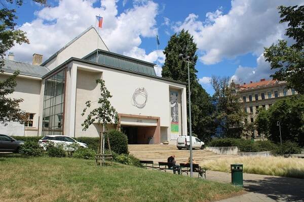VIDEO: Nevzhledné okolí Domu umění v Brně upraví. Zohlední i přání místních
