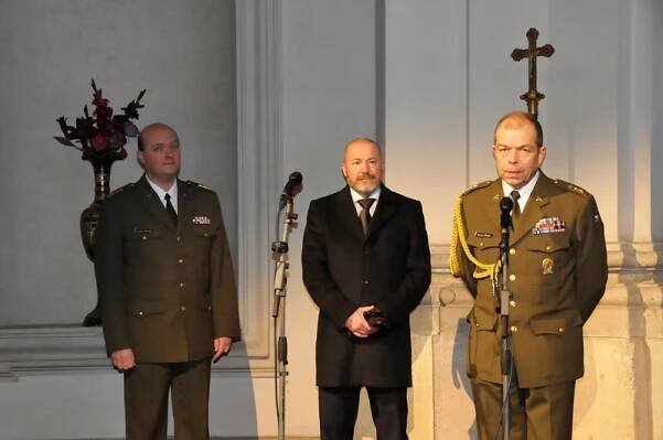 Hosty vánočního koncertu přivítali (zprava) plukovník Eduard Stehlík, ředitel příspěvkové organizace VOLAREZA Praha Václav Studený a hlavní kaplan AČR plukovník Jaroslav Knichal