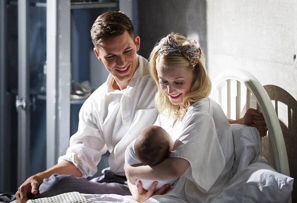 USS Indianapolis: Boj o přežití - Z filmu - Matt Lanter, Emily Tennant