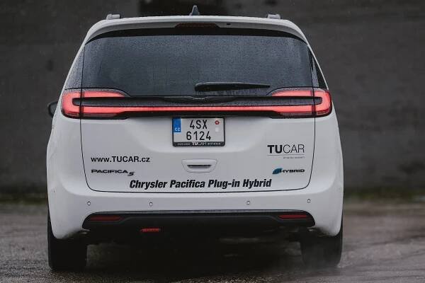 Rodinný Chrysler Pacifica je z druhu, který v Evropě skoro vymřel. Jako amerika žrát nemusí, ale i tak je to něco za něco