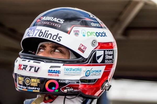 Daniel Lloyd battles hard for Thruxton points - Daniel Lloyd Racing