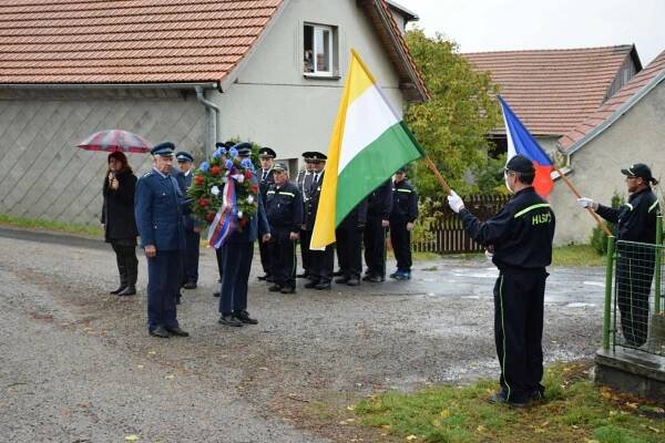 Kladení věnců - Oficiální stránky obce Hvožďany