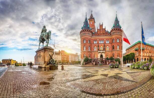 pohled na radnici helsingborg z náměstí stortorget - gamla stan - stock snímky, obrázky a fotky