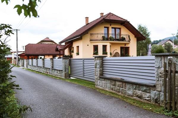 Ke stavbě plotu většinou nepotřebujete žádné povolení.