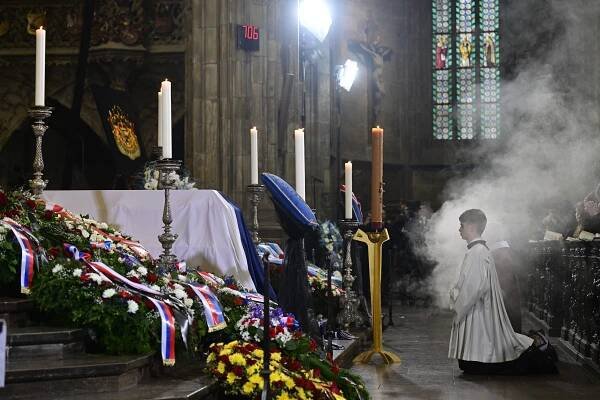 Elita evropské šlechty na Schwarzenbergově pohřbu. Forejt vysvětluje