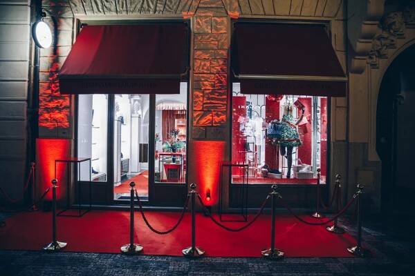 Galerie: Christian Louboutin otevřel v Praze svůj první butik | Elle.cz