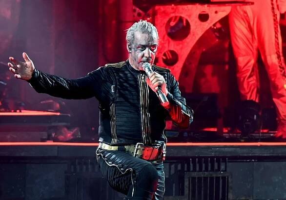 Proti frontmanovi skupiny Rammstein protestovali stovky ľudí