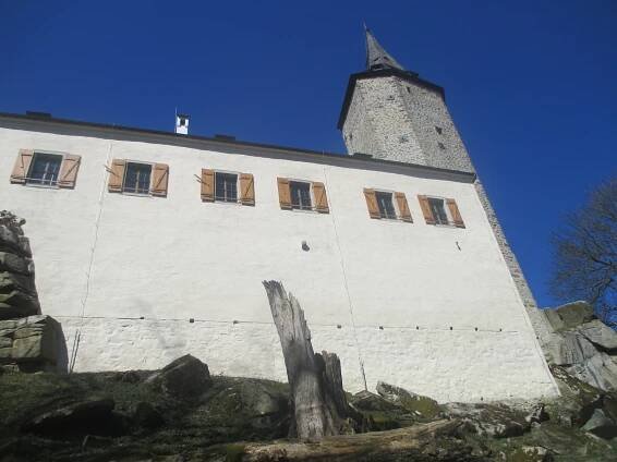 Hrad Roštejn je zavřený, za zábavou musí návštěvníci do podhradí