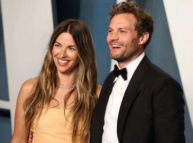 Amelia Warner and Jamie Dornan attend the 2022 Vanity Fair Oscar Party hosted by Radhika Jones at Wallis Annenberg Center for the Performing Arts on March 27, 2022 in Beverly Hills, California
