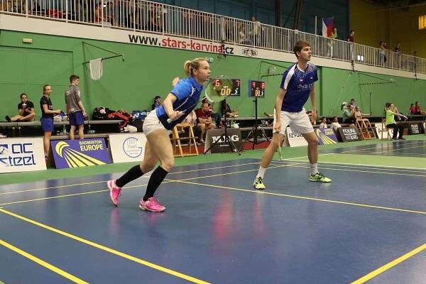 Badmintonové a tenisové kurty ve víceúčelové hale STaRS Karviná.