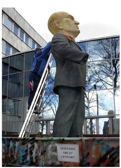 Fig. 3: Mark Soosaar’s project Attention, the 21st Century (2006) in Parnu, attaching the head of the interwar President Konstantin Pats (sculptor Riho Kuld) to the body remaining of the Tallinn Lenin statue (by Nikolai Tomsky, 1950, removed in 1991). Photo: Ants Liigus (Par- nu Postimees/Scanpix). 