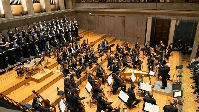 Sir Simon Rattle dirigiert Haydns Schöpfung am 21./22.9.2023 im Münchner Herkulessaal. Lucy Crowe, Benjamin BRuns, Christian Gerhaher, BR-Chor, BRSO (Foto: Astrid Ackermann)